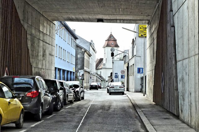 Ein Stück sehr altes Simmering: ein Durchblick unter der Ostbahn über die Kobelgasse zur Pfarrkirche Alt-Simmering