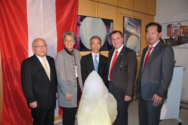 Mitsuo Okamoto (Präsident und CEO), Landesrätin Dr. Petra Bohuslav, S.E. Shigeo Iwatani (Japanischer Botschafter in Österreich), Bürgermeister LAbg. Rupert Dworak und Geschäftsführer Katsuhiko Kawabata