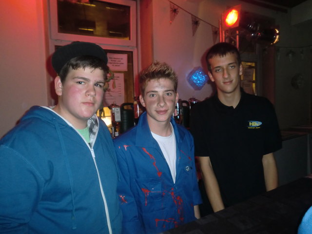 v.l.n.r.: Stefan Weber, Gernot Gruber und Dieter Riedmayer bewirteten die Gäste an der Bar