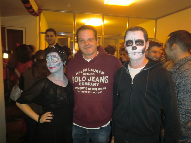 v.l.n.r.: Rosi Schefer, Gemeinderat Helmut Schmid und Thomas Mitterhauser amüsierten sich bei der Halloween-Party im Jugendheim | Foto: Hanus