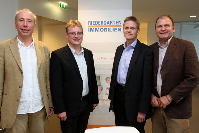 Thomas Belazzi (GF Bauxund), BM Ing. Uwe Klammer (STRABAG AG), Mag. Gerold Laubreiter (STRABAG AG), Herbert Waldner (GF Riedergarten Immobilien)