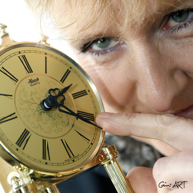 Brigitte stellt zeitgerecht ihre Uhr damit sie am Sonntag eine Stunde länger schlafen kann. (FOTO: Güni ART)