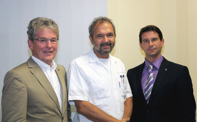 Der Ärztliche Direktor des Landesklinikums Wr. Neustadt Prim. Univ. Doz. Dr. Paul Christian Hajek und der Käufmännische Direktor des Landesklinikums Wr. Neustadt Mag. Andreas Gamlich gratulierten Prim. Dr. Helmut Trimmel, MSc herzlich zu seinem Studienabschluss.