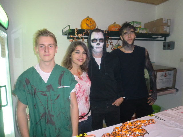Die Hainburger Jugend organisierte wieder eine gelungene Halloween-Party. Im Bild v.l.n.r.: Christioph Rehberger, Obfrau Veronika Pinkl, Thomas Mitterhauser und Fabian Lesch.