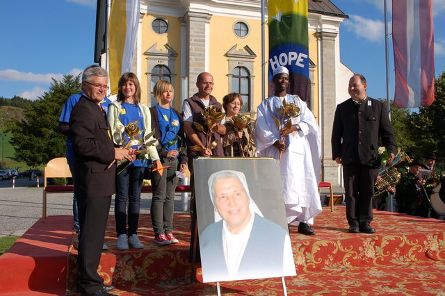 Die Friedensrosenpreisträger 2010 - Pater Patrick Kofi Kodom (Ghana), Isolde Schönstein (ARGE Schöpfungsverantwortung), Schwester Elvira Petrozzi (Cenacolo-Italien - in Vertr. Georg Schwarz) und Friedenshauptschule Seitenstetten-Biberbach, rechts Initiator Pius Frank.