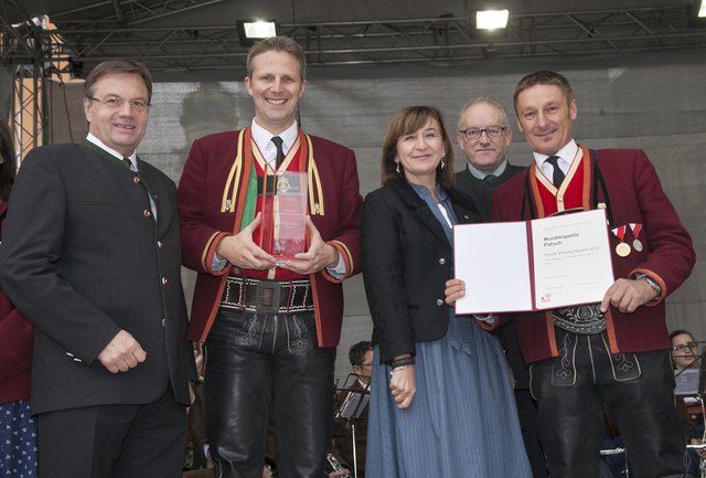 Kapellmeister Bernhard Mair und Obmann Manfred Knoflach nahmen die Urkunde entgegen. | Foto: Die Fotografen