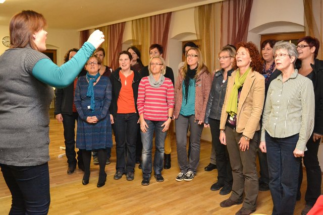 Begeisterung zeigt die Singgemeinschaft St. Martin unter der Leitung von Notburga Kepplinger.