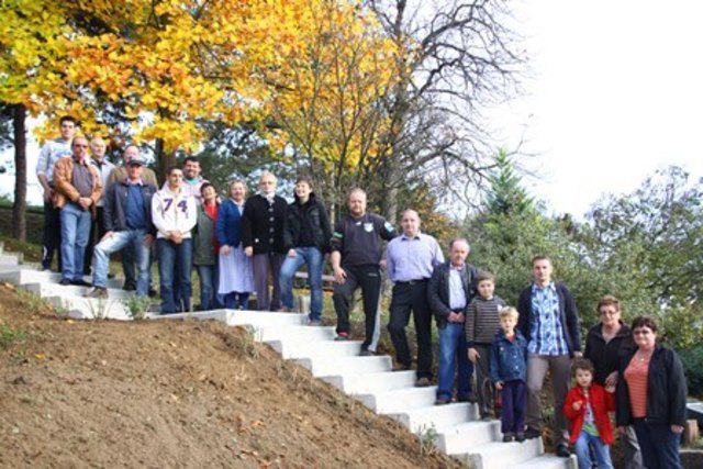 Bildbeschreibung von oben nach Unten: Marc Salamon, Paul J. Wilfinger, Johann Gollobich, Franz Trimmel, Christian Brunnhofer, Rainer Trimmel, Franz Schock, Rosemarie Neudl, Theresia Schöll, Brigitte Seckel, Gabi Tremmel, Erich Hafenscher, Vizebürgermeister Andreas Tremmel, Herbert Grubich, Marcel Schock, Klaus Tremmel mit Sohn Simon, Margarete Schock mit Enkelin Isabella und Helga Geissler.
