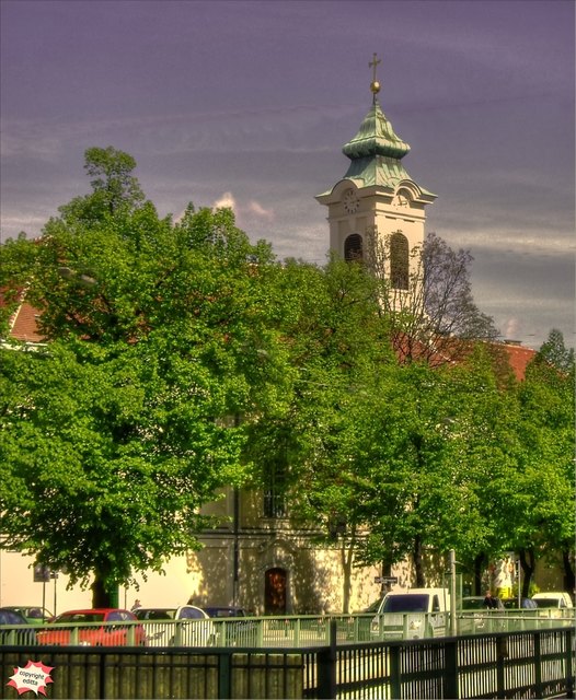 Wo sich die Strassenbahn verabschiedet und im Untergrund verschwindet, steht die Theklakirche. Beim Eingang ist ein ganz kleines Platzerl, mit einem runden Blumenrabatt vor dem ein paar Bänke stehen. Wenn man mit dem Rücken zur Wiednerhauptstrasse steht und es ruhig ist, g´rade keine Strassenbahn und keine Autos fahren, könnte man sich vorstellen wie es war, als die Wieden noch ein Dorf war.