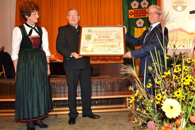Ludwig Scharinger (Mitte) wird zum Ehrenbürger von Arnreit ernannt. Links: Anneliese Scharinger, rechts: Bürgermeiser Johann Reiter.