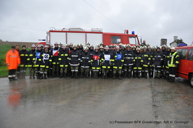 51 Kameraden und das Bewerterteam trotzten dem Regen bei der bayrischen Leistungsprüfung am 27.10.2012 in Eglsee