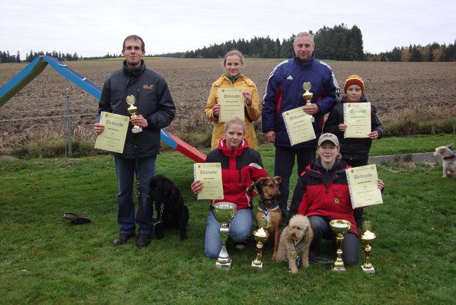 Die Teilnehmer des HC Schrems bei der NÖ Agility Landesmeisterschaft 2012: Die NÖ Landesmeisterinen Anja Lavicka und Babsi Bozek (knieend) sowie Bernd Kotlar, Kerstin Fischer, Robert Müller und Gregor Litschauer (v.l.n.re. stehend)