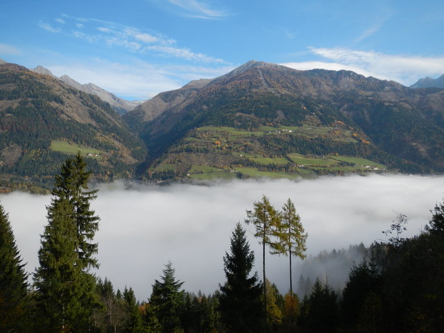 Kolbnitz unter Nebel, im Hintergrund die Reißeckbahn