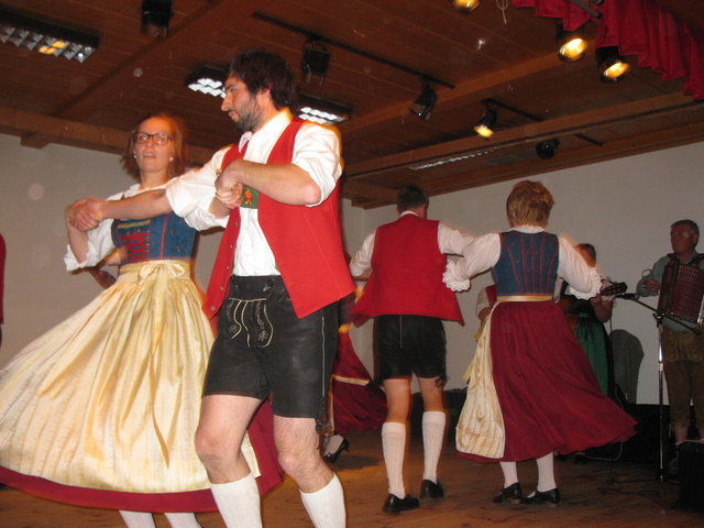 Die Trachtengruppe Rallsberg lud zum Tirolerabend nach Strengen.
