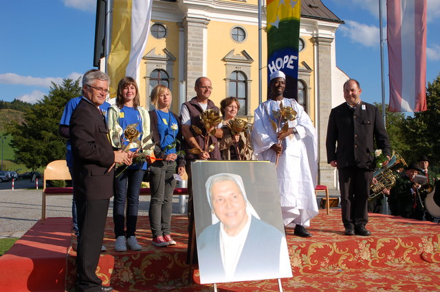 Die Preisträger 2010: Sr. Elvira Petrozzi, Italien: Gründerin der Gemeinschaft "Cenacolo". Einrichtung für drogensüchtige, junge Menschen mit hoher Heilrate, weltweit über 50 Häuser.
P. Patrick Kofi Kodom, Ghana: Steyler Missionar in Wien. Seelsorger für Schubhäftlinge, Flüchtlingshilfe, Beitrag zu interkultureller Verständigung.
ARGE - Schöpfungsverantwortung, Wien: Gründerin Isolde Schönstein.
Anerkennungspreis: Friedenshauptschule Seitenstetten-Biberbach
