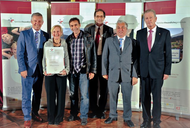 Das Audit Team um Projektleiterin Karin Grissemann mit Bundesminister Reinhold Mitterlehner und Gemeindebundsobmann Helmut Mödlhammer (rechts) bei der feierlichen Verleihung in Salzburg