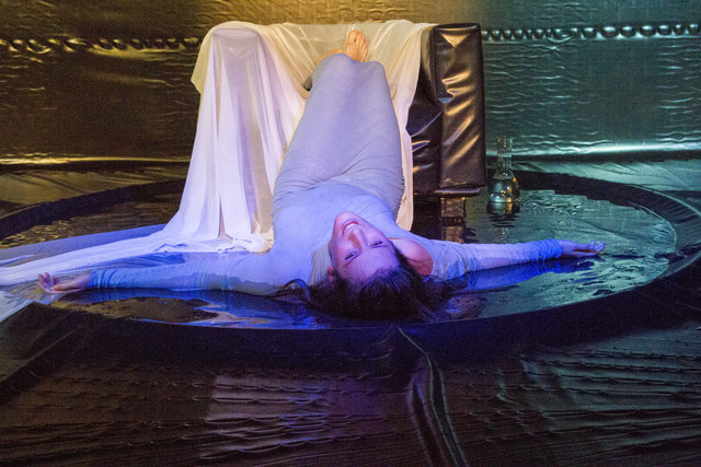 Isabella Weitz als Undine im neuebuehne-Wasserbecken