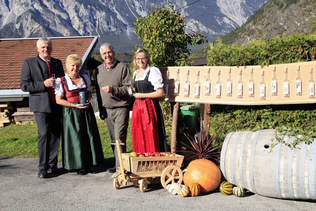 Die Edelbrand-Sommeliers Helmut, Gabi und Nina Mair begrüßten den Sautener Bürgermeister Manfred Köll (2. von links).