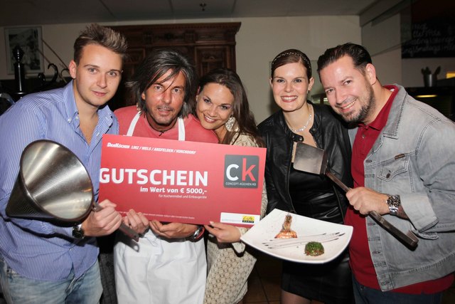 Concept Küchen-Junior-Chef Georg Kiesenhofer, Sieger Paul Shelly mit Gattin Lisa, Arkadenhof-Chefs Jenny und Rene Weber