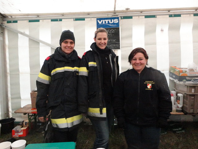 Elisabeth Aschauer, Kathrin Honeder und Astrid Aschauer verköstigten die Rallyegäste.