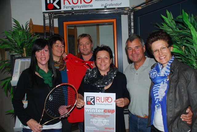 Hausherr Peter Westner, Charly Peinthor (Fa. RUPO) und Tennisdamen freuen sich auf einen heißen Tenniswinter.