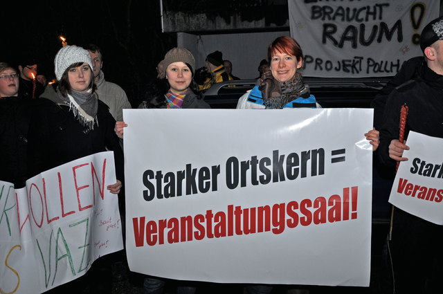 In Pollham wurde im Februar im Vorfeld einer Gemeinderatssitzung für den Bau des Veranstaltungssaals demonstriert.