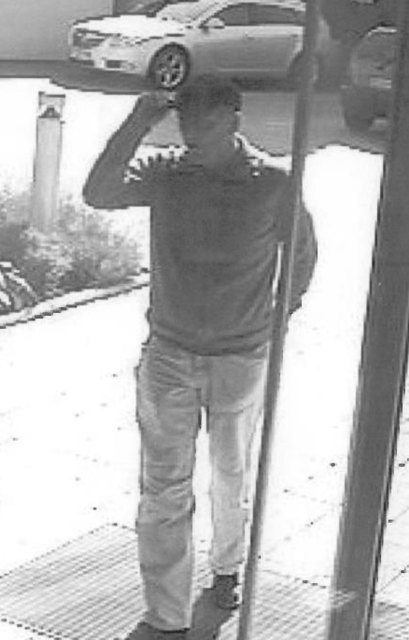 Einer der Täter beim Betreten der VKB Bank Schärding. | Foto: Polizei