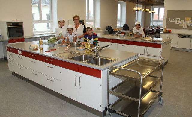 In der neuen Küche macht der Gegenstand „Ernährung und Haushalt“ besonderen Spaß.