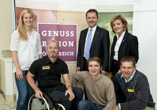 Im Bild hinten: Hürdenläuferin Beate Schrott, Landwirtschaftsminister Nikolaus Berlakovich und Genuss Region Österreich-Obfrau Margareta Reichsthaler; vorne: die Sportler Thomas Geierspichler, Werner Schlager und Franz Stocher (jeweils v.l.n.r.) | Foto: GRÖ/Werner Krug