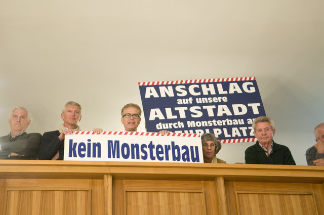 Christoph Ferch (Mitte) ist Sprecher des Komitees für eine verträgliche Bebauung des Rehrlplatzes.