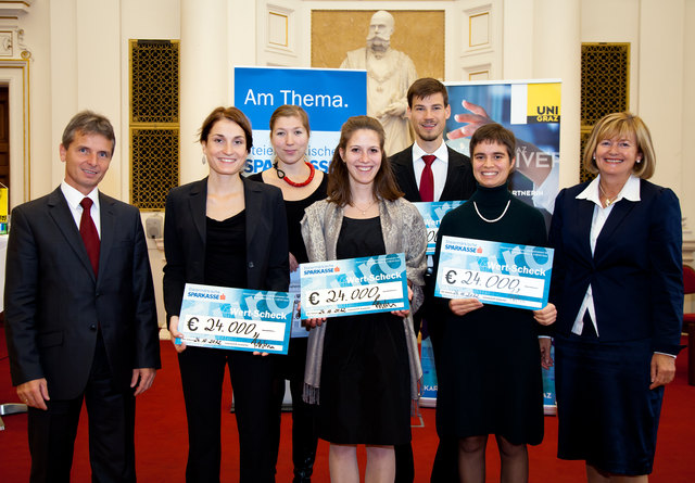 Friedrich Santner (l.) und KFU-Rektorin Christa Neuper (r.) mit den Dissertanten, die gefördert werden.