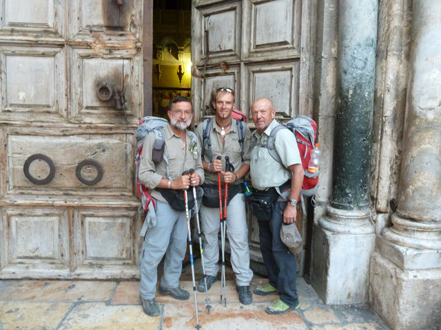 Johannes Aschauer, Otto Klär und David Zwilling vor der Grabeskirche in Jerusalem. | Foto: www.jerusalemweg.at