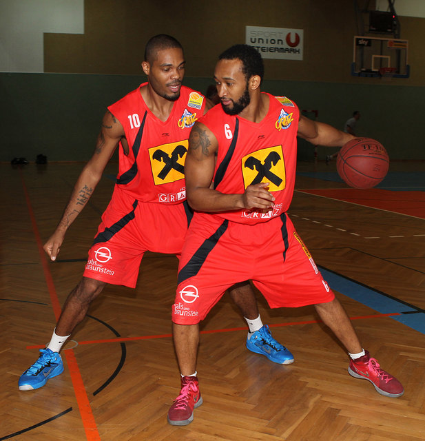 Beste Kumpels: Mike Dale (l.) und Eric Gilchrese verleihen den UBSC-Basketballern Flügel. | Foto: GEPA