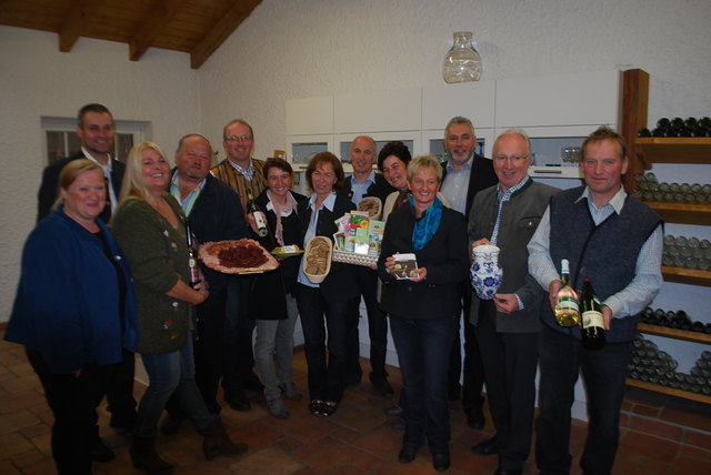 „So schmeckt das Mühlviertler Kernland“: Bei der Präsentation des Konzeptes Produktverkostungen. V.l.: Conny Wernitznig, Josef Schaumberger , Johann Rudlstorfer, Claudia Schaumberger, Rupert Wiesinger, Manuela Freudenthaler, Regina Mayrhofer und Gatte, Margit Graser, Bgm. Stefan Wiesinger, Johann Hahn, Franz Windischhofer. | Foto: BRS