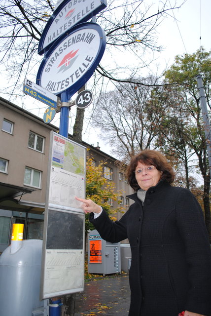 Fahrgäste wie Franziska Braune fordern eine Verdichtung der Intervalle um die derzeit langen Wartezeiten zu verkürzen.
