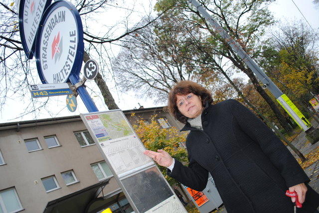 Fahrgäste wie Franziska Braune fordern eine Verdichtung der Intervalle um die derzeit langen Wartezeiten zu verkürzen.