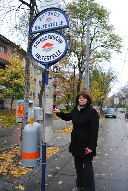 Fahrgäste wie Franziska Braune fordern eine Verdichtung der Intervalle um die derzeit langen Wartezeiten zu verkürzen.