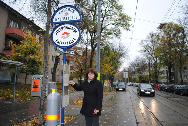 Fahrgäste wie Franziska Braune fordern eine Verdichtung der Intervalle um die derzeit langen Wartezeiten zu verkürzen.