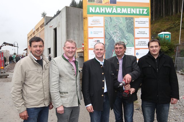 Otto Oberascher, Bgm. Peter Brandauer, Landesrat Sepp Eisl, Alois Lottermoser und Zimmerer Peter Lottermoser. | Foto: LMZ/Neumayr