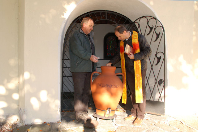 Friedhofswärter Franz Seelos und Dekan Dr. Peter Scheiring bei der Weihe.