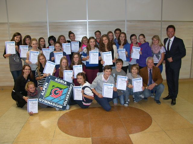 Die Klassen 4 A und 4 B des Gymnasiums mit Günther Kazianka (re.) und Direktor Herbert Pewal (hockend, re.) | Foto: KK