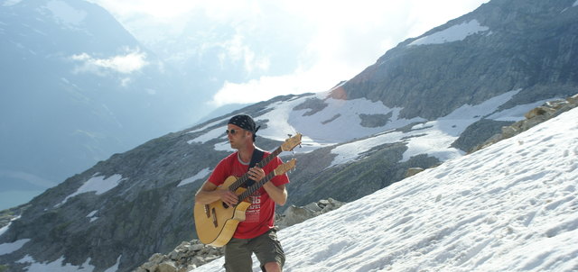 David Hauser schnappte sich Gitarre und Kamera, um die Tauern zu überqueren. | Foto: David Hauser