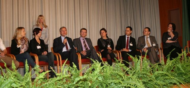 Maturantinnen der HAK 1 Wels diskutieren mit Gesundheitsminister Alois Stöger und prominenten Gästen