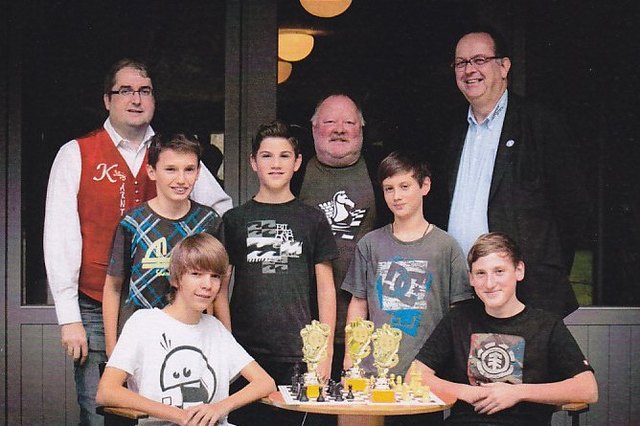 Auf dem Foto, von links hinten: Fritz Knapp (Organisator), Prof. Helmut Goerzen, Franz Krassnitzer (Organisator). Mitte: Armin Hajder, Benjamin Petrus, Patrick Gelbenegger. Vorne:	 Felix Mayr, Andre Graf. | Foto: Privat