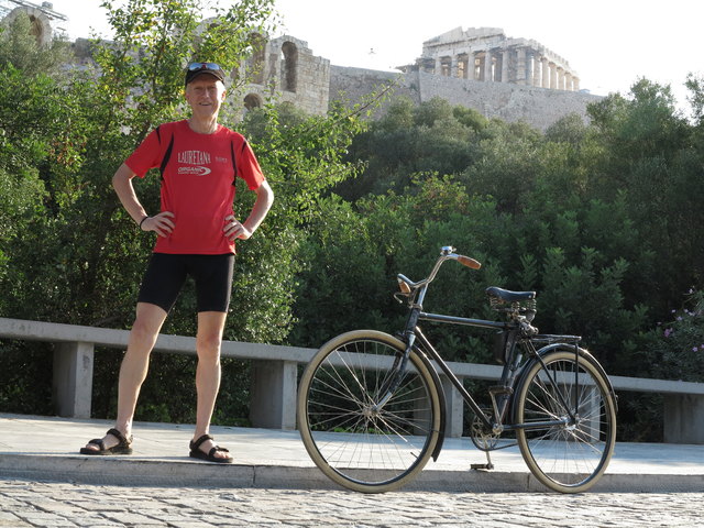 Im Sommer 2012 radelte Otto Trompeter von Österreich nach Griechenland (auf dem Bild in Athen). | Foto: Privat