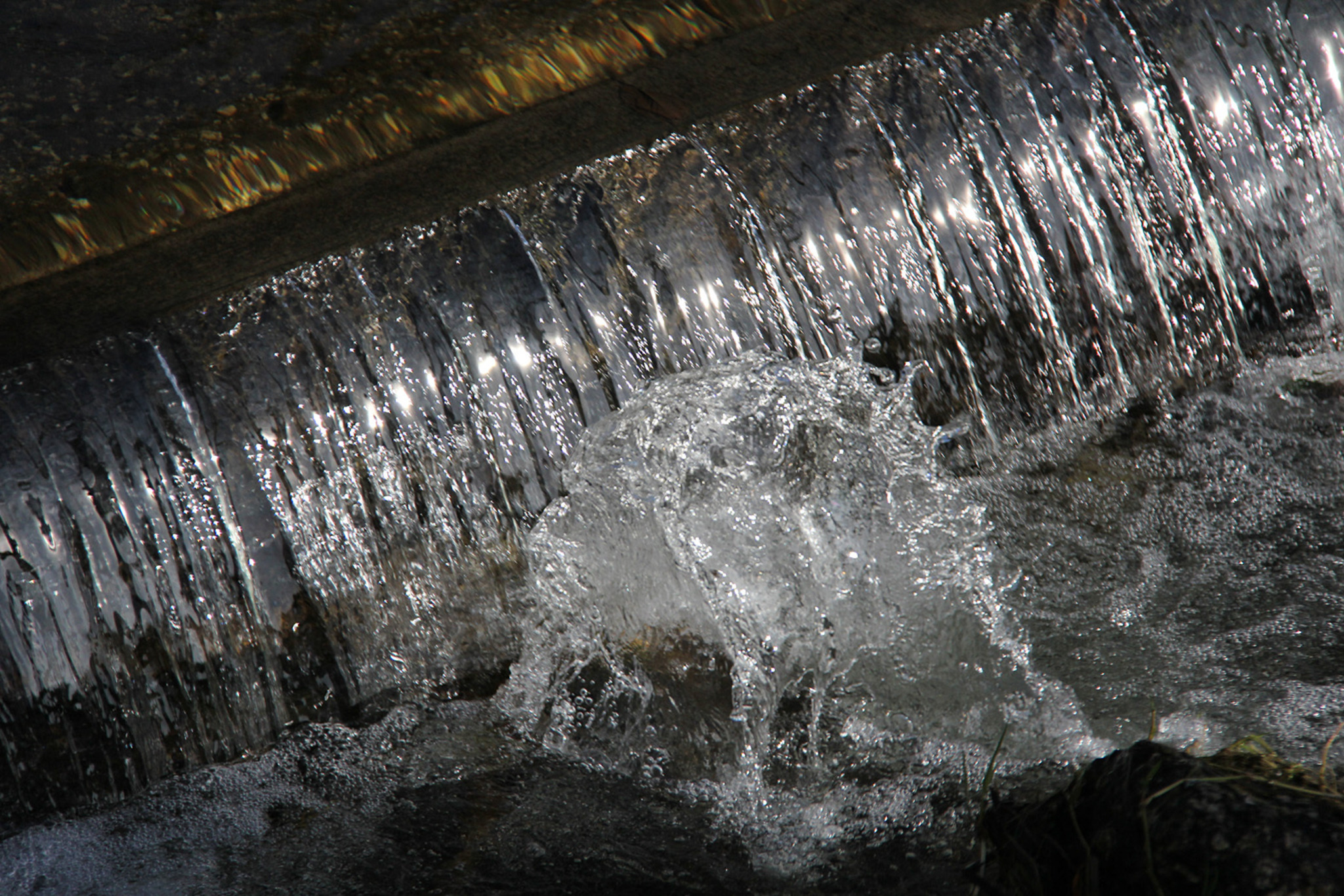 Wasserfall mit eingebautem Springbrunnen - Perg