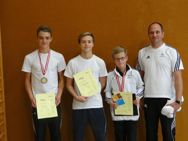 Paul Wiesner, Florian Lenzenweger, Johannes Födermayr und Turnlehrer Hermann Binder | Foto: TV Ried