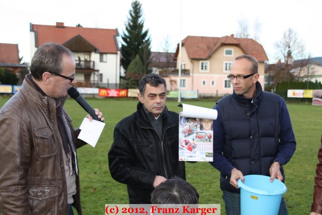 Stolz präsentiert Herr Bergsmann den SVF Kalender 2013, den es übrigens auch zu kaufen gibt, Infos unter www.sv-freistadt.at