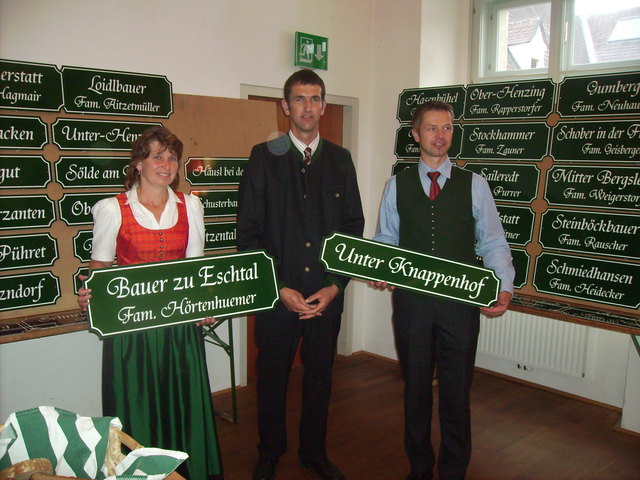 Vizebürgermeister Leo Bimminger und Ortsbäurin Christa Hörtenhuemer erhalten von Ortsbauernobmann Karl Kuntner (Mitte) ihre Hoftafel überreicht. | Foto: Privat