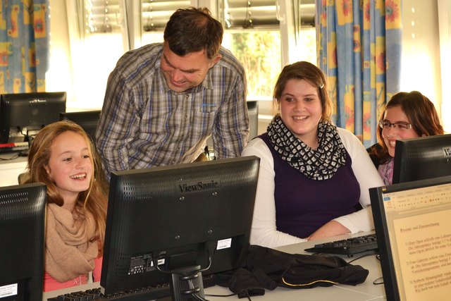 Christoph Schönberger mit Schülern der vierten Klasse Hauptschule beim Freigegenstand Informatik.